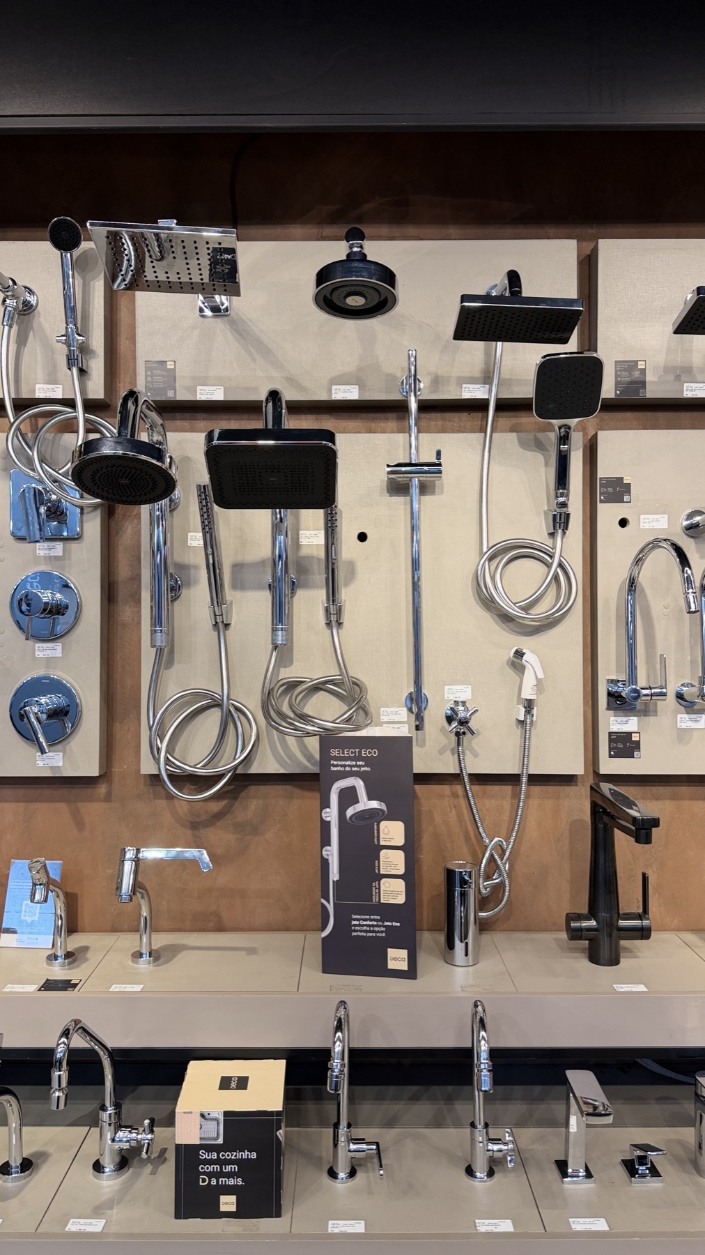 Painel de metais, torneiras e chuveiros no showroom da Metal Comércio
