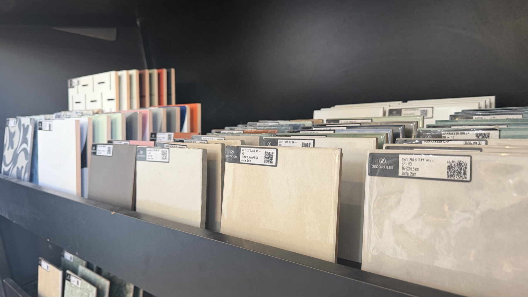 Amostras de porcelanatos e revestimentos no showroom da Metal Comércio