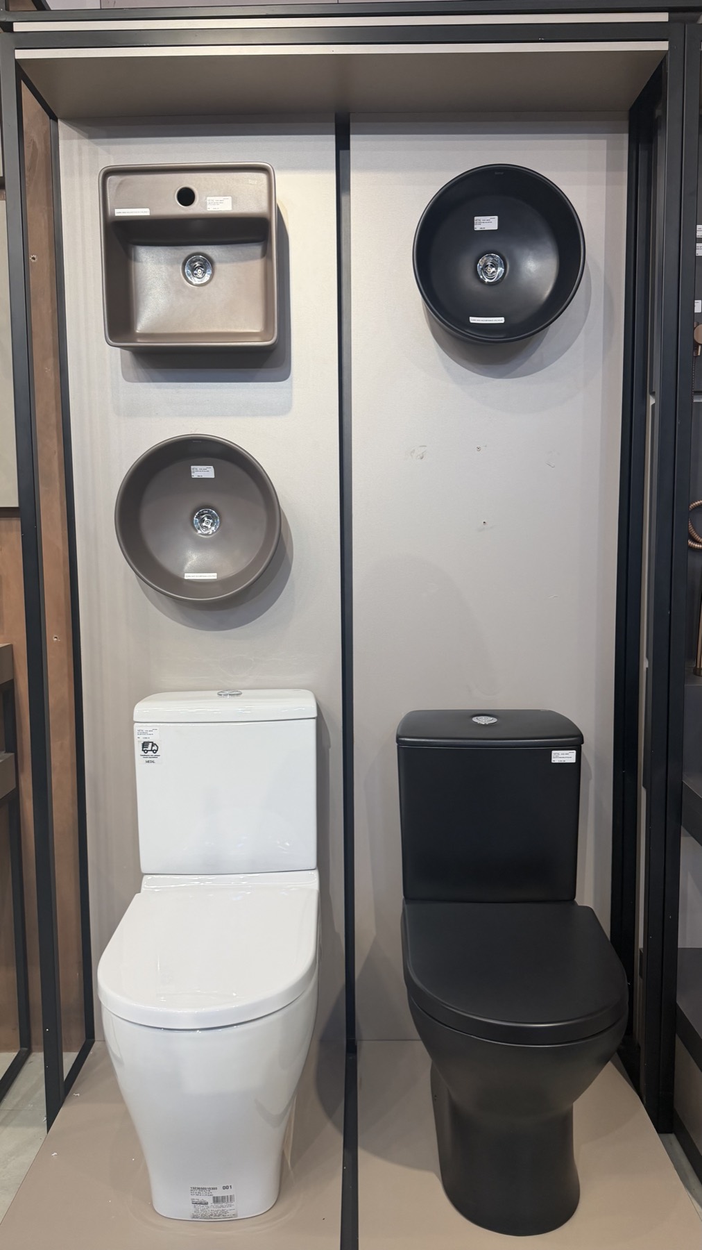 Louças, cubas e bacias sanitárias no showroom da Metal Comércio