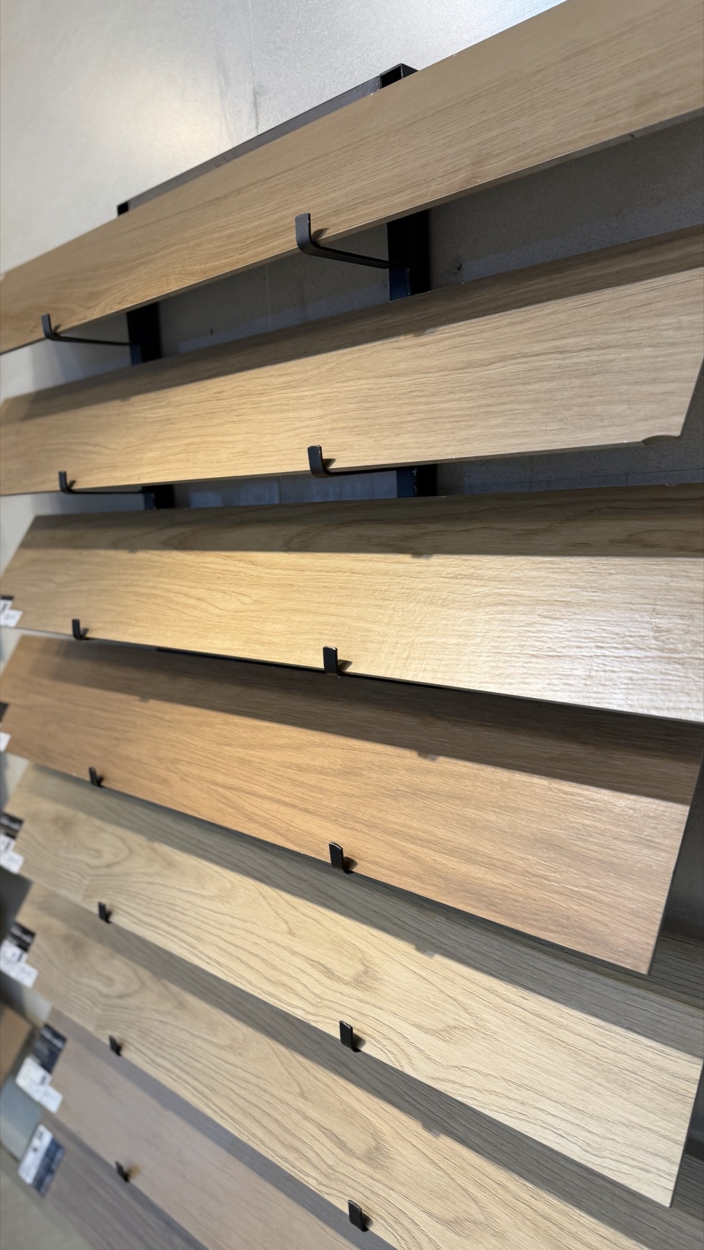 Pisos vinílicos e laminados amadeirados no showroom da Metal Comércio